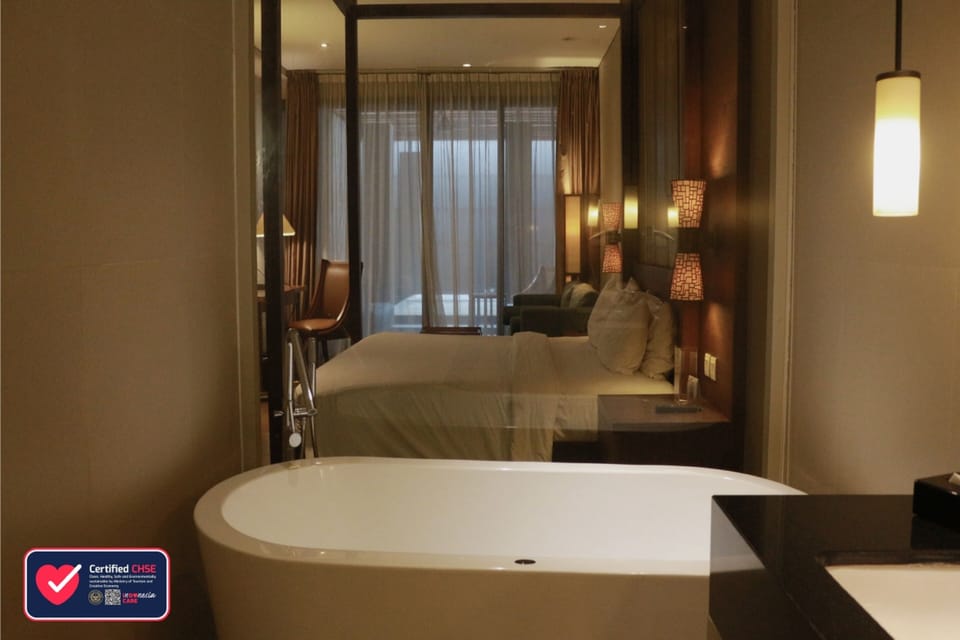 Junior Suite | Bathroom | Free toiletries, hair dryer, bathrobes, slippers