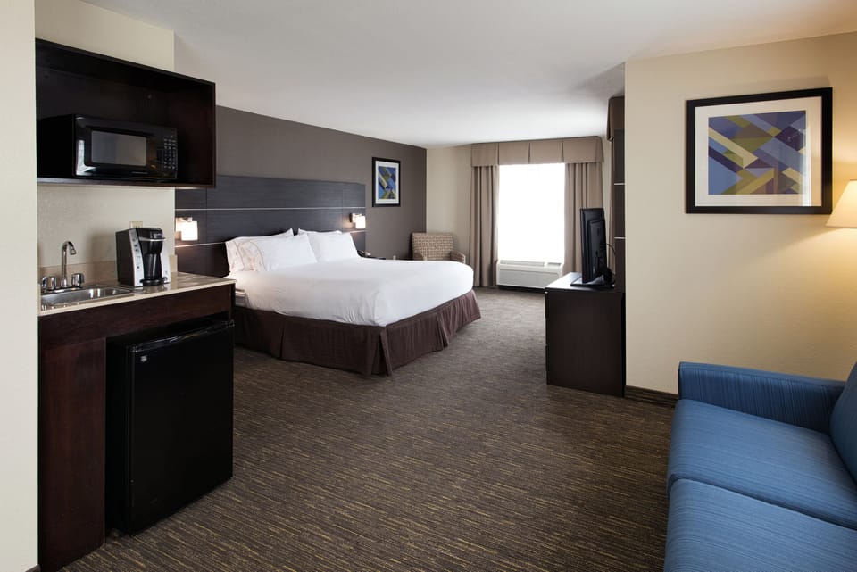 Suite, 1 Bedroom | Egyptian cotton sheets, premium bedding, Tempur-Pedic beds, in-room safe