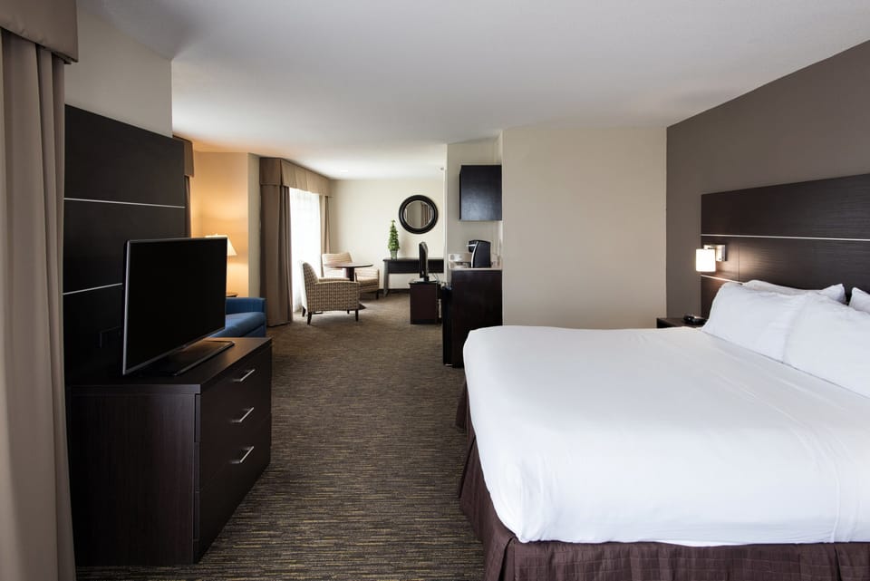 Suite, 1 Bedroom | Egyptian cotton sheets, premium bedding, Tempur-Pedic beds, in-room safe