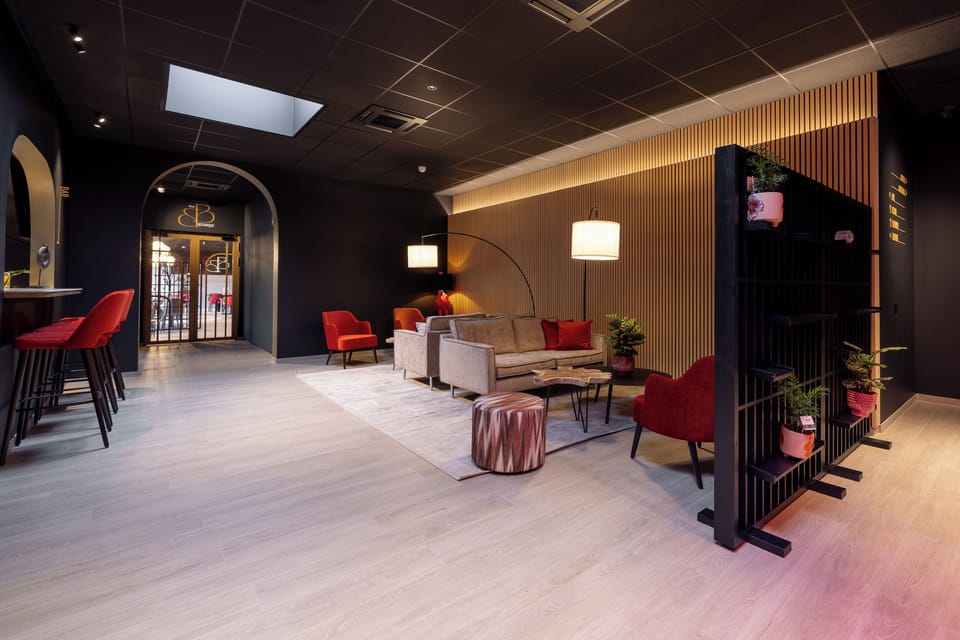 Lobby lounge