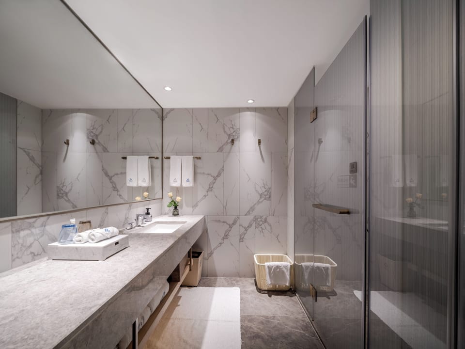 Executive Deluxe Room | Bathroom | Hair dryer, bathrobes, slippers, towels
