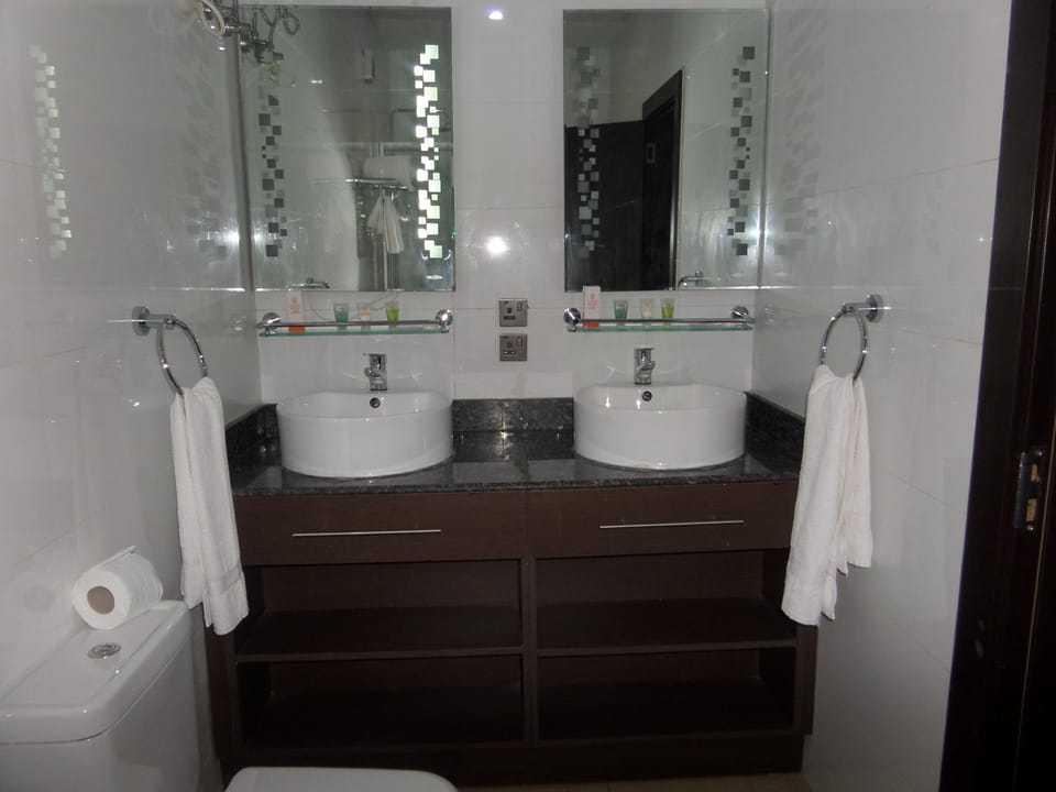 Executive Room | Bathroom | Shower, rainfall showerhead, free toiletries, towels
