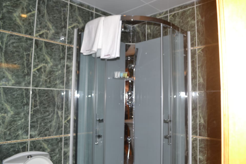 Suite | Bathroom shower