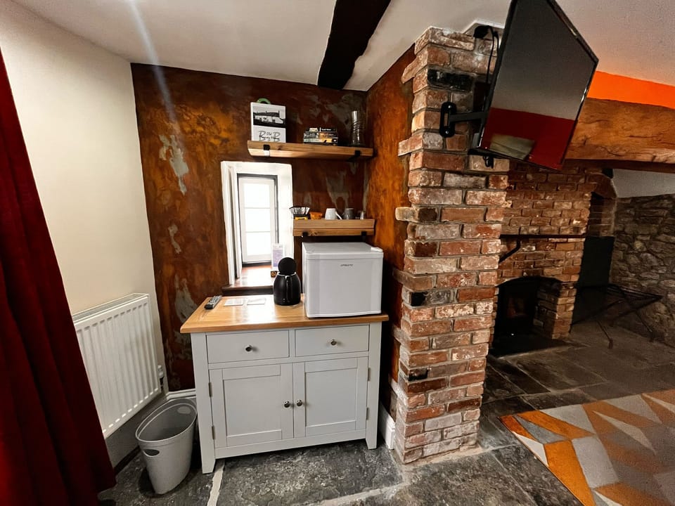 Double Room, Ensuite (Copper Room) | Individually decorated, laptop workspace, blackout drapes