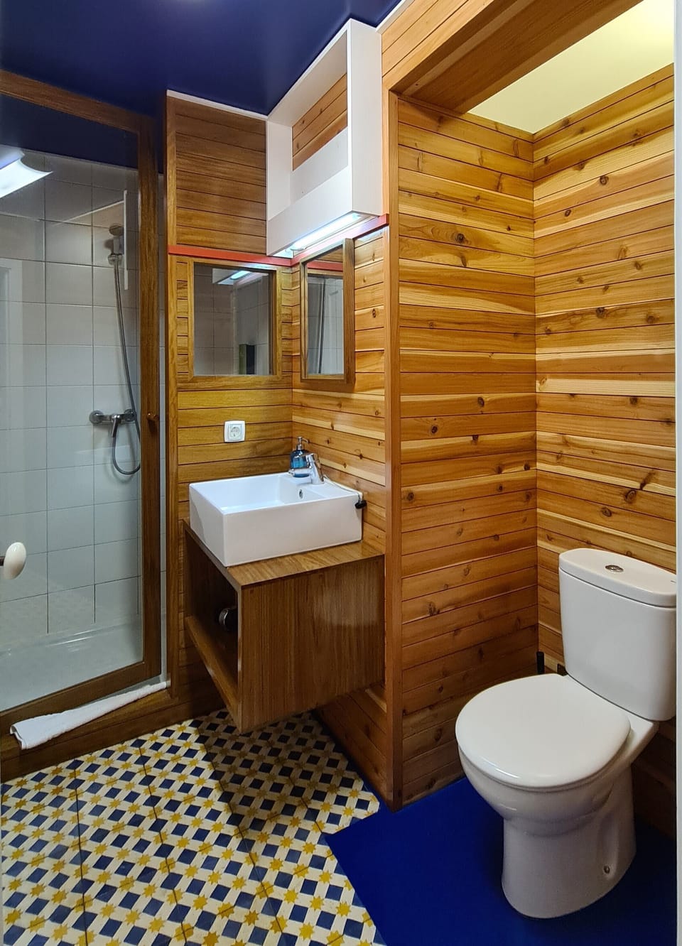 Double Room | Bathroom | Combined shower/tub, hair dryer, towels