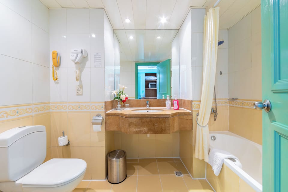 Deluxe Room Sea View | Bathroom | Combined shower/tub, free toiletries, hair dryer, towels