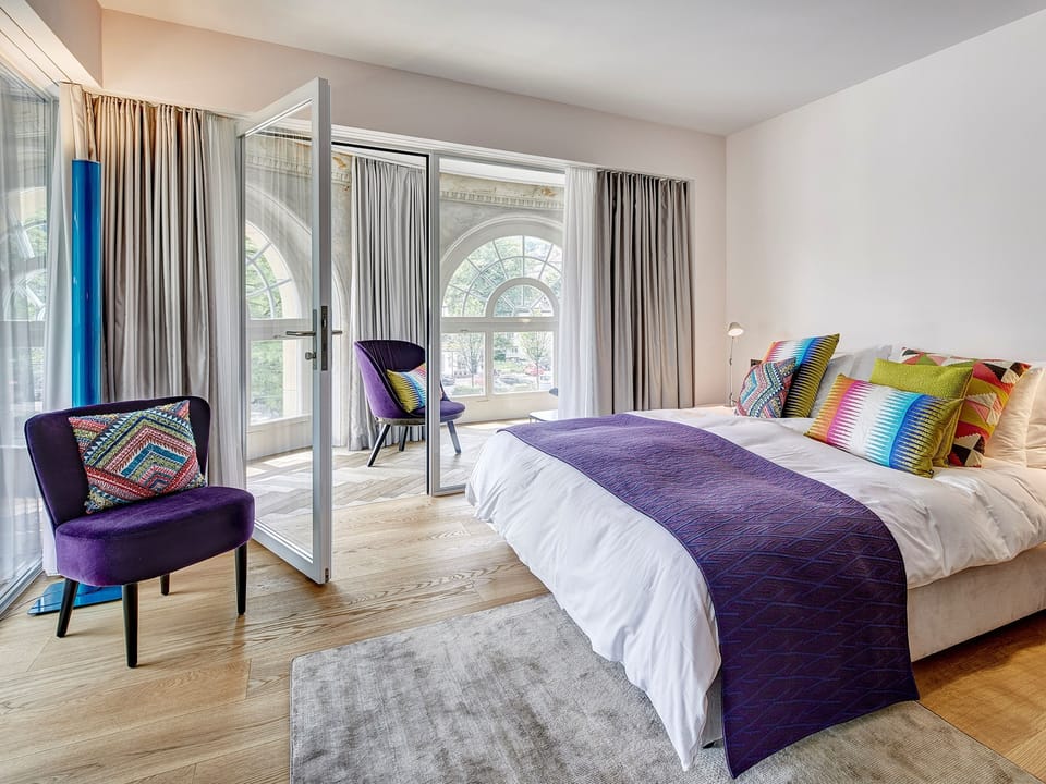 Hypo-allergenic bedding, in-room safe, desk, blackout drapes