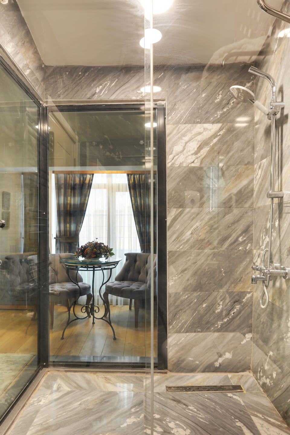 Executive Room | Bathroom | Shower, hair dryer, slippers, towels