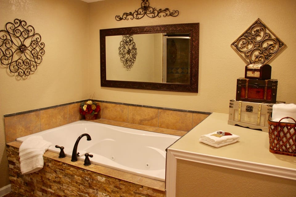 Honeymoon Double Room, 1 King Bed, Jetted Tub, Pool View | Jetted tub