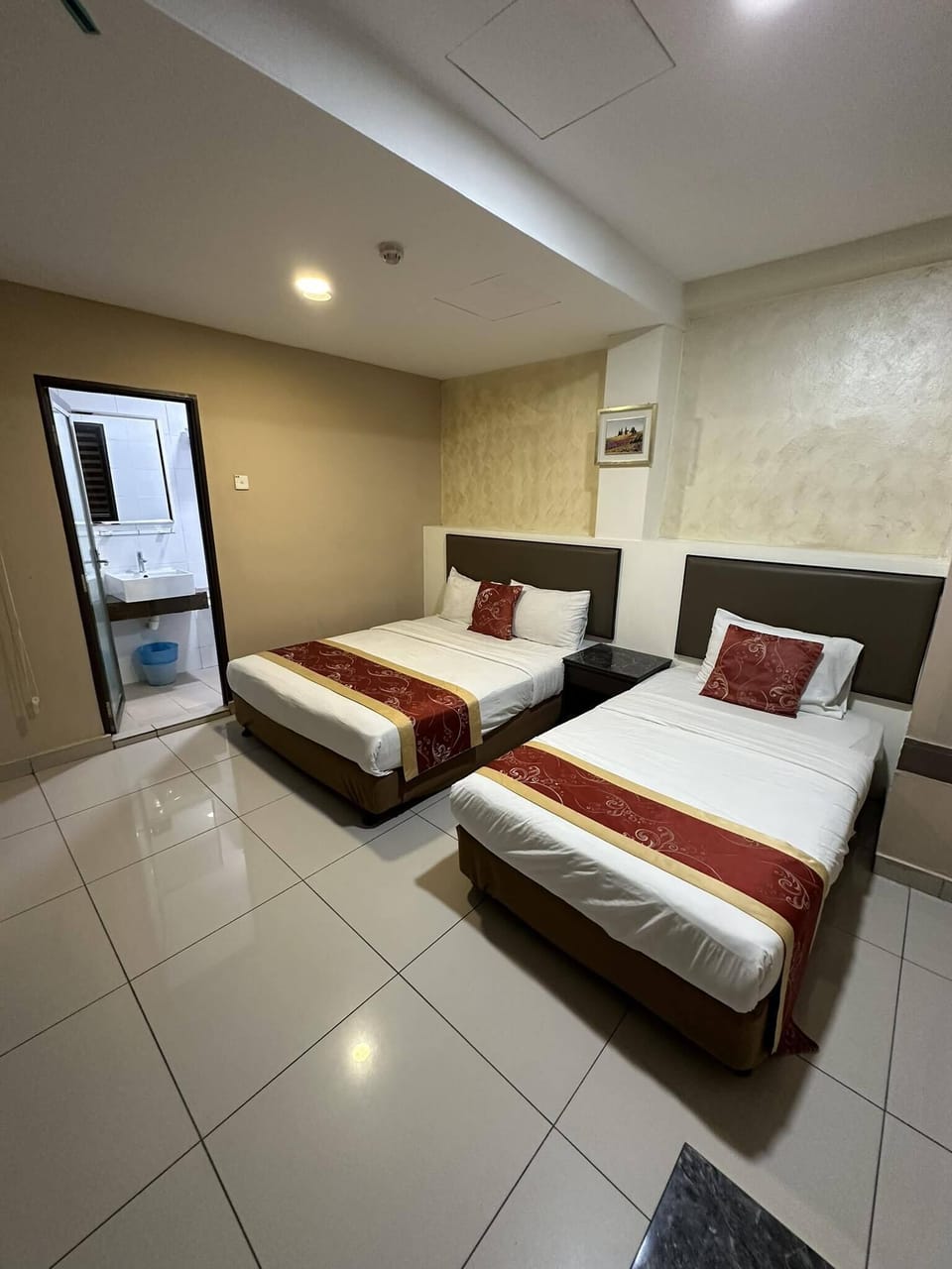 Deluxe Family Room | Desk, iron/ironing board, free WiFi