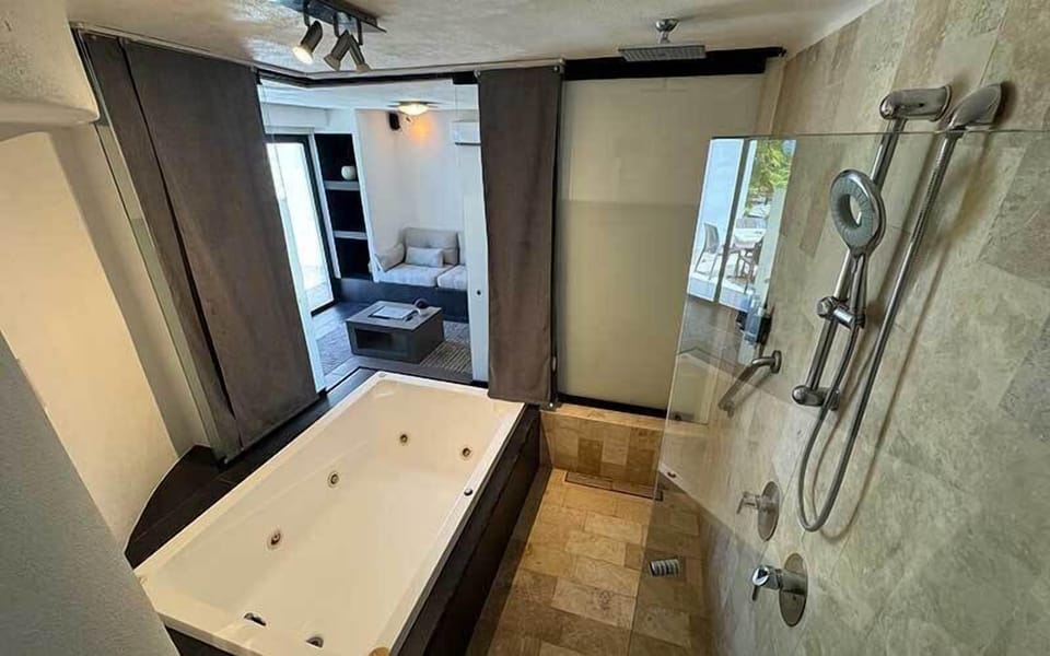 Cupula Suite | Bathroom | Shower, rainfall showerhead, free toiletries, hair dryer