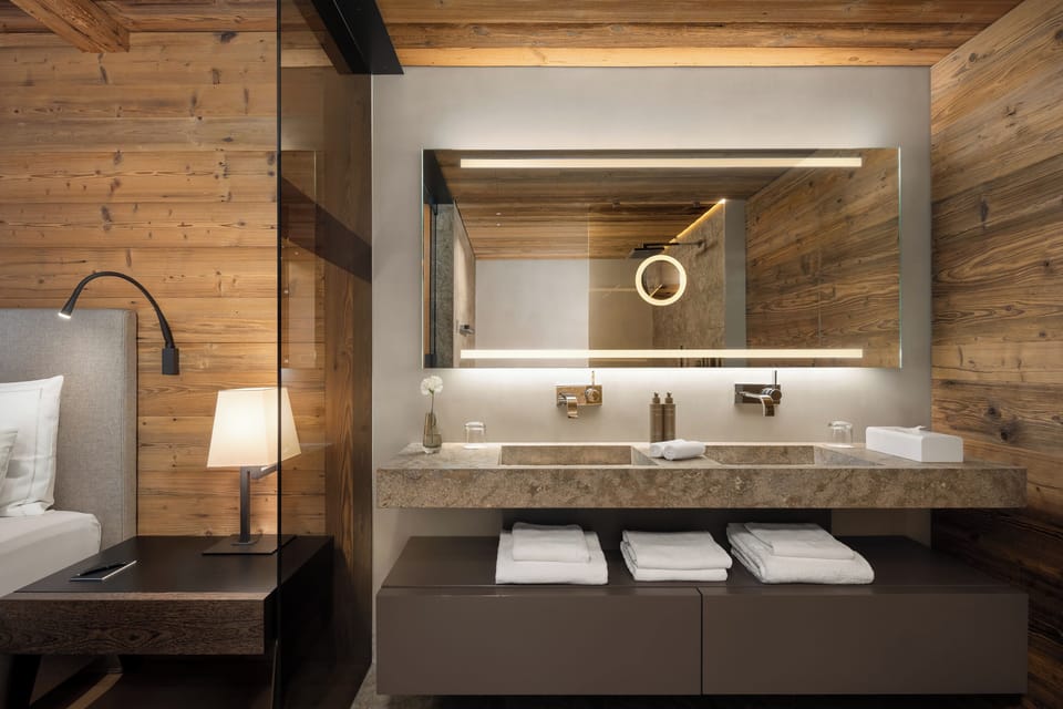 Junior Suite | Bathroom | Separate tub and shower, rainfall showerhead, free toiletries