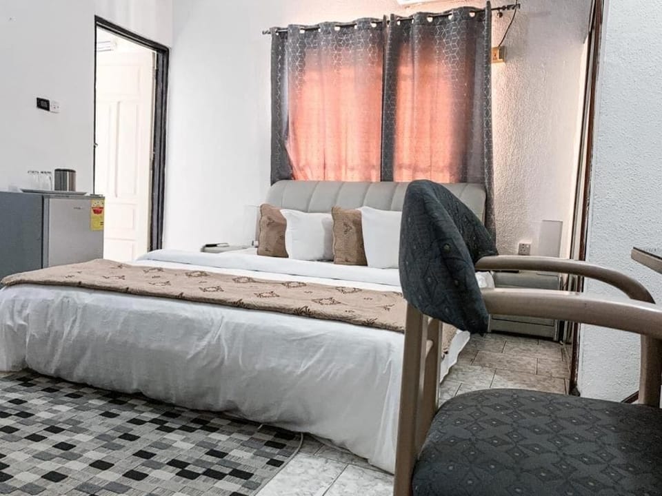 Premium bedding, desk, WiFi (free), bed sheets