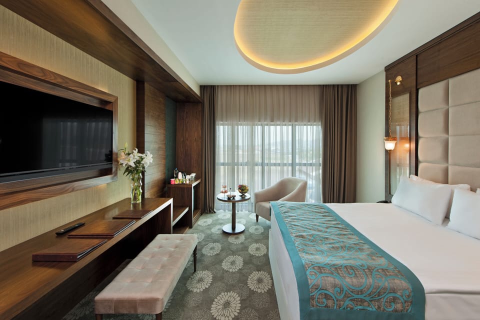 Deluxe Room, 1 Bedroom | Bathroom | Bathrobes, slippers, towels