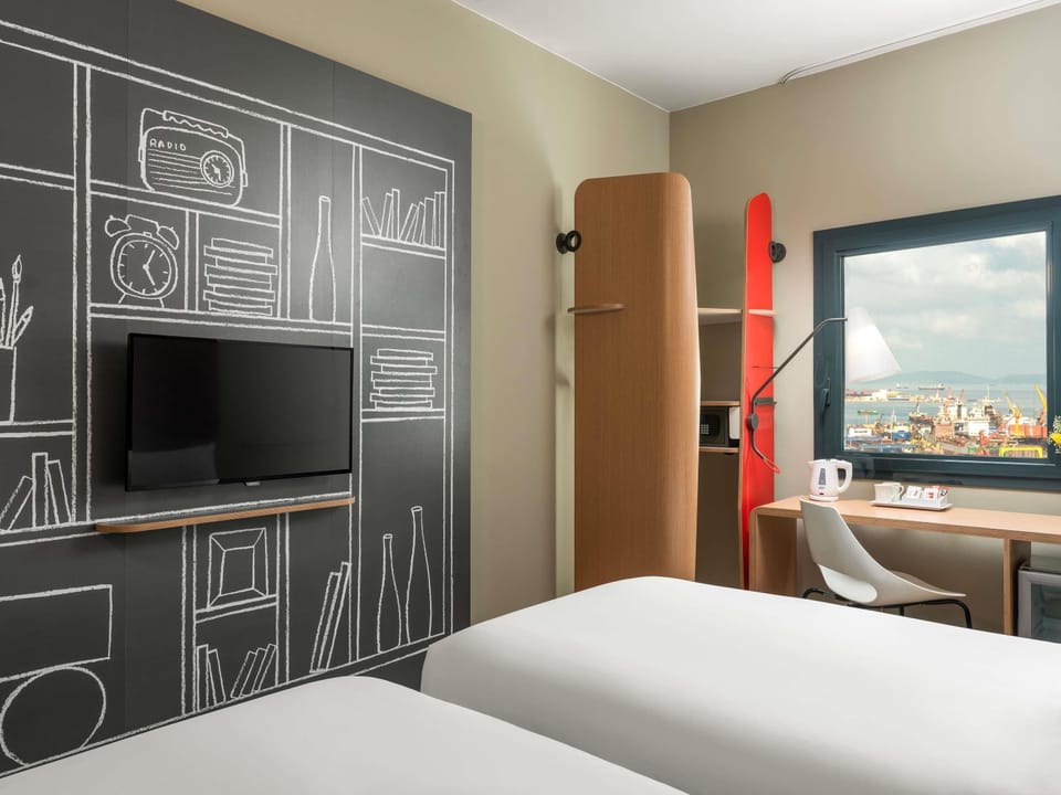Standard Room, 2 Twin Beds | Premium bedding, minibar, in-room safe, desk