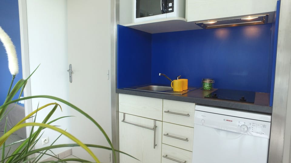 Cottage, 2 Bedrooms (4 Personnes) | Private kitchen | Fridge, microwave, oven, stovetop