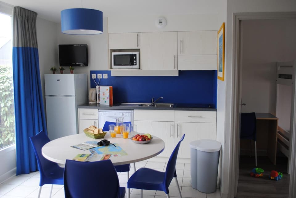 Gîte 3 Pièces 6 Personnes 1 bébé | Private kitchen | Fridge, microwave, oven, stovetop