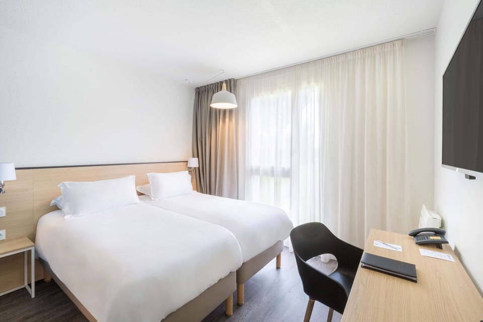 Comfort Room, 2 Twin Beds, Non Smoking | In-room safe, desk, soundproofing, iron/ironing board
