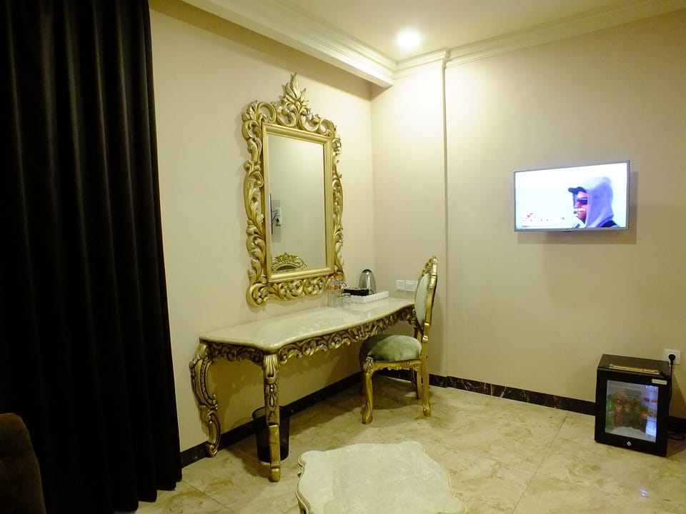 Family Suite | Desk, blackout drapes, free WiFi