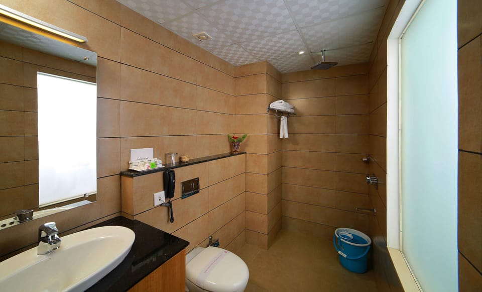 Premium Room, 1 King Bed | Bathroom | Shower, rainfall showerhead, free toiletries, hair dryer