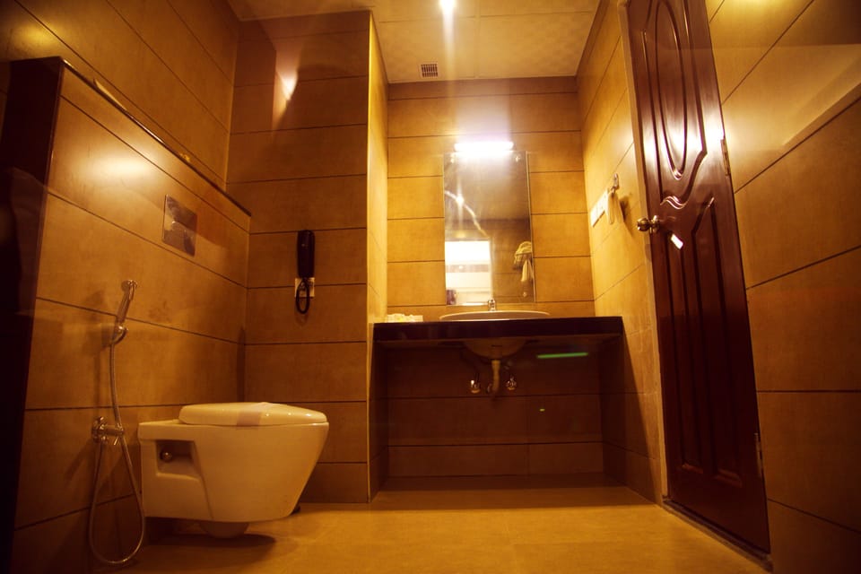 Executive Suite Room | Bathroom | Shower, rainfall showerhead, free toiletries, hair dryer