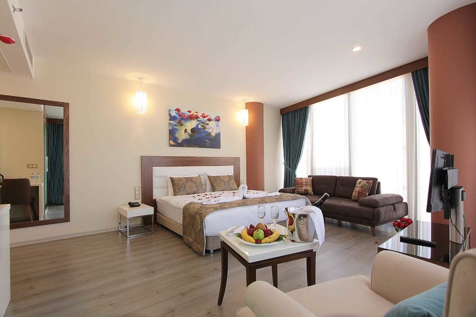 Comfort Studio Suite, City View | Minibar, in-room safe, desk, soundproofing