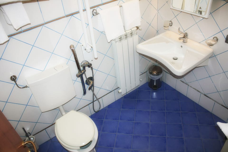 Appartamento, 2 camere da letto con soggiorno e letto singolo (ground floor) | Bathroom | Shower, free toiletries, hair dryer, bathrobes