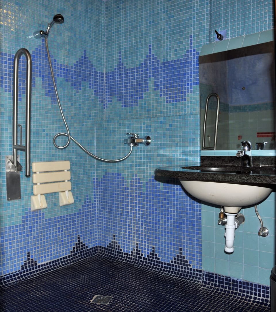Double Room (Ura-Agua-Water) | Bathroom | Shower, hair dryer, towels