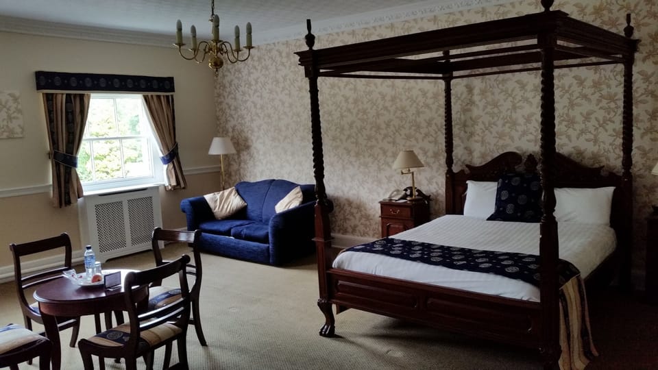 Four Poster Room, Garden View | Desk, iron/ironing board (on request), WiFi (free), bed sheets