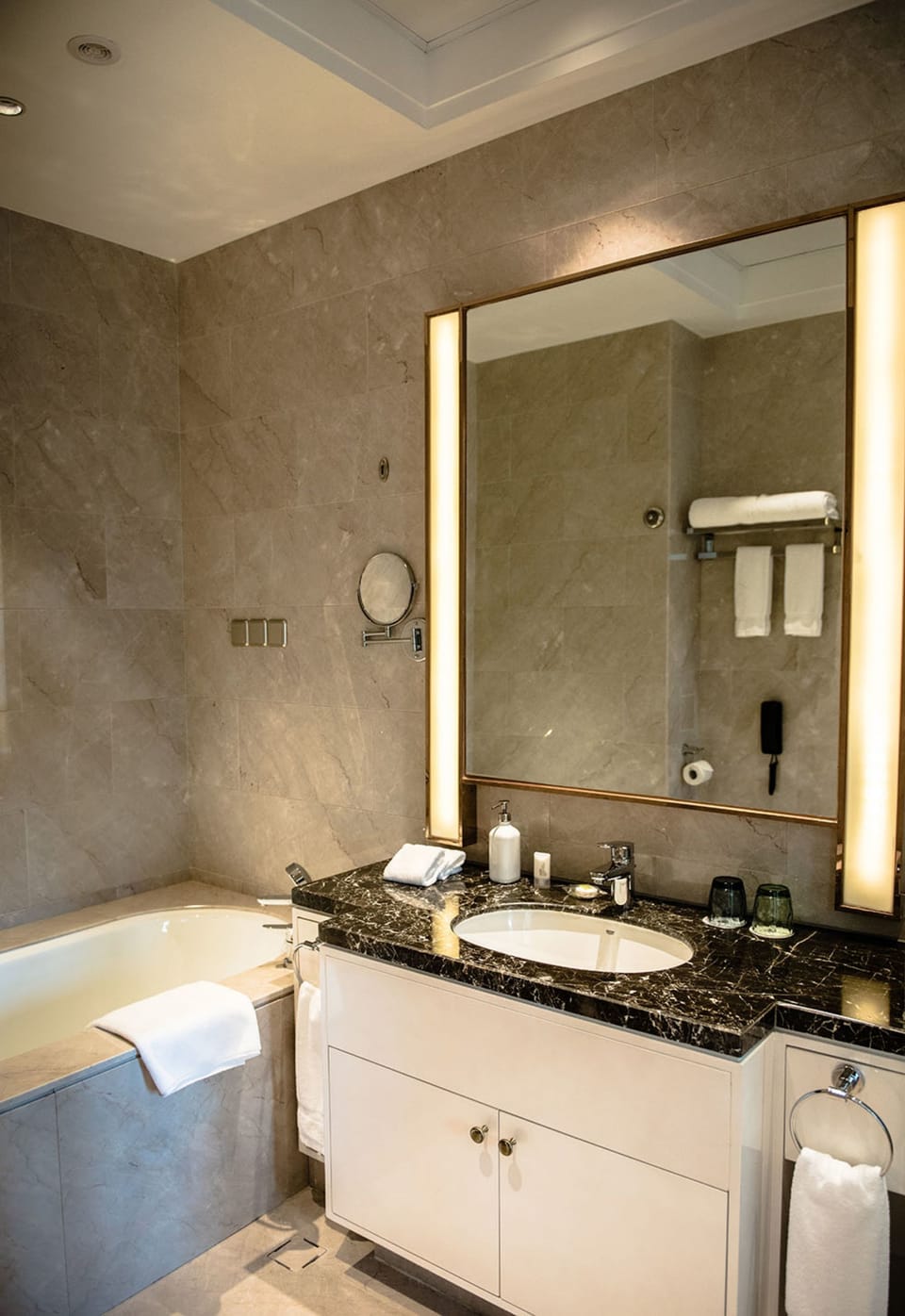 Shower, rainfall showerhead, free toiletries, towels