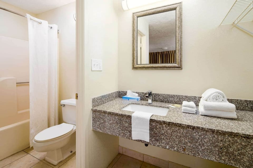 Room, 2 Queen Beds, Non Smoking | Bathroom | Combined shower/tub, spring water tub, towels