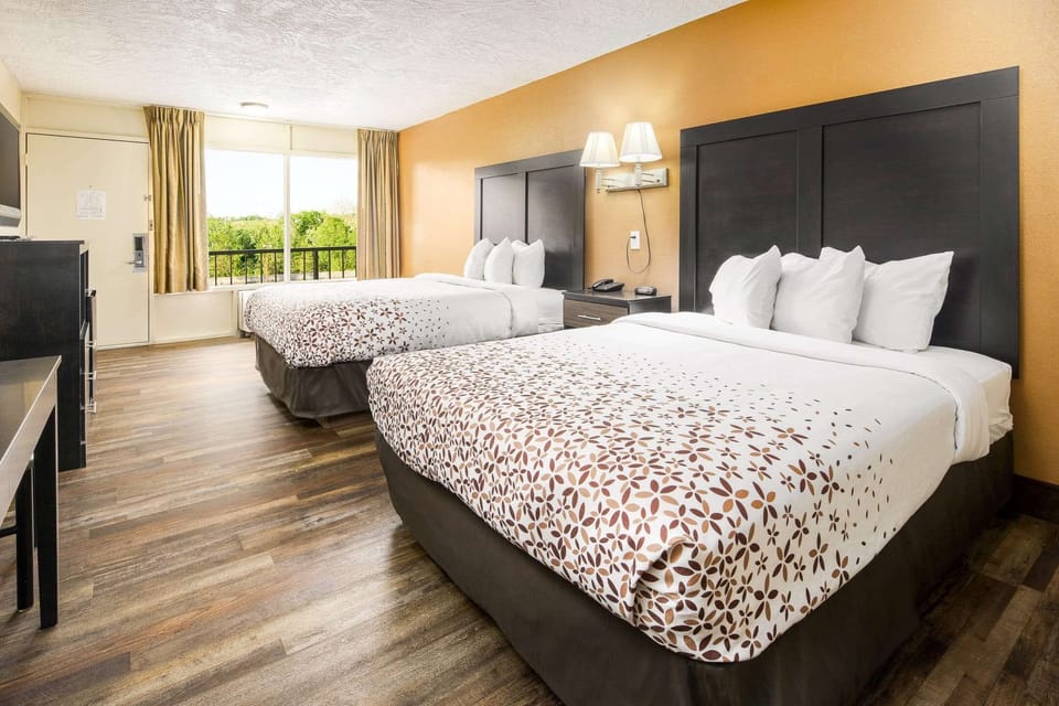 Desk, laptop workspace, soundproofing, free WiFi