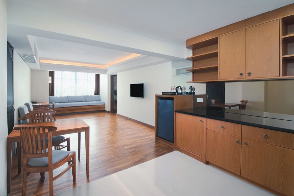 Executive Suite | Minibar, in-room safe, individually decorated, individually furnished