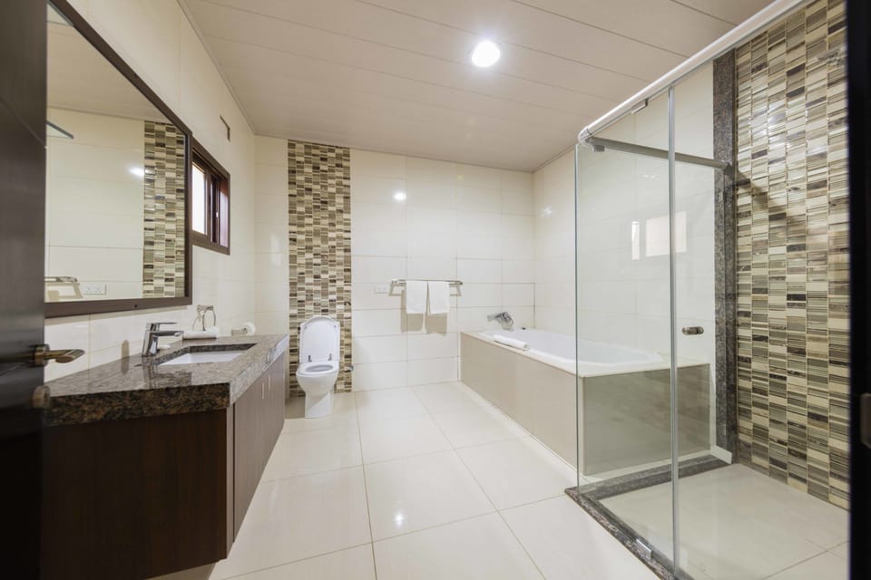Executive Room | Bathroom | Deep soaking tub, free toiletries, hair dryer, bathrobes