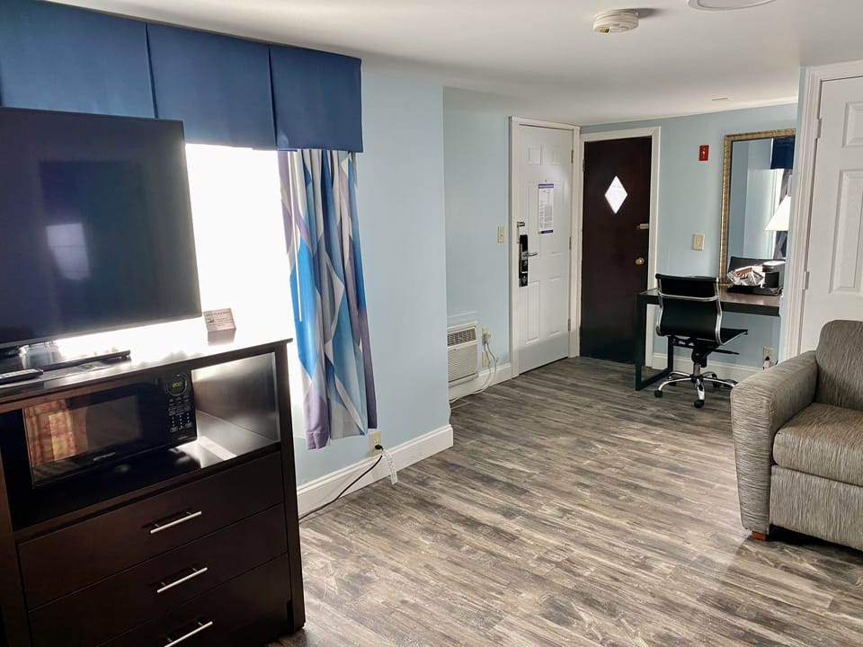 Suite, 3 Bedrooms, Non Smoking (Cottage) | Pillowtop beds, desk, iron/ironing board, rollaway beds