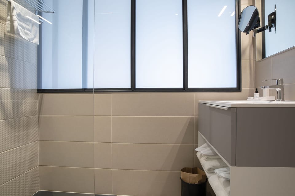 Superior Room | Bathroom | Shower, free toiletries, hair dryer, towels