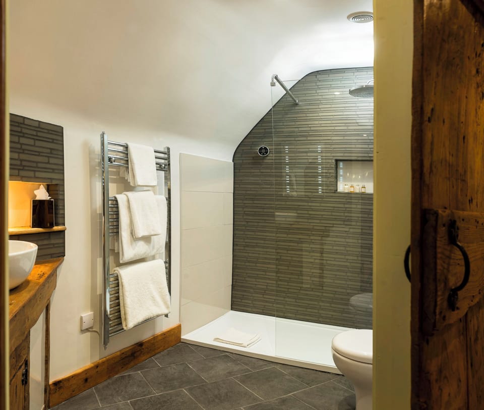 Deluxe 'Swallows' Double Bedroom (With Spa Access) | Bathroom | Towels, soap, shampoo, toilet paper