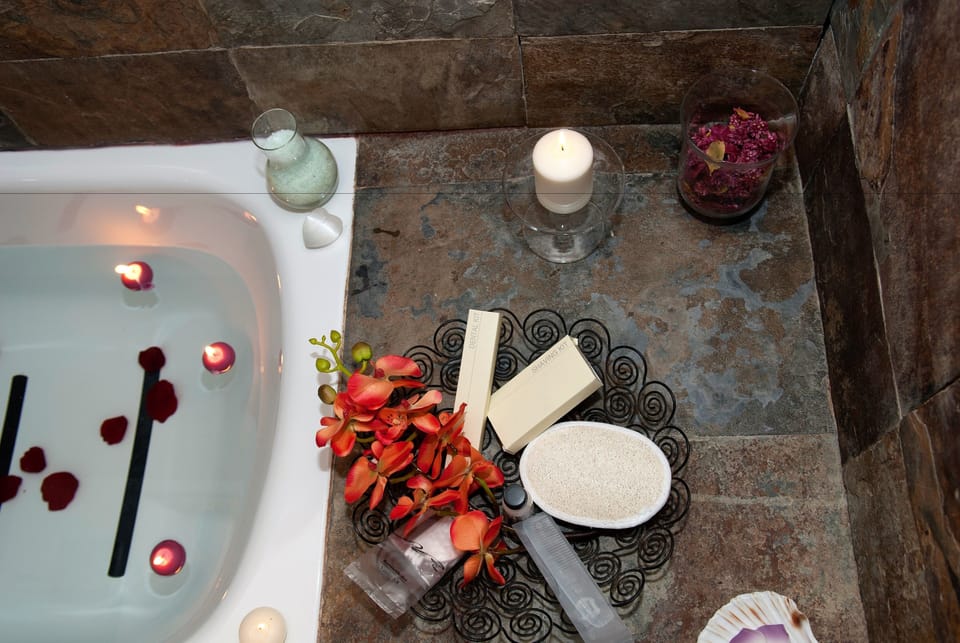 Garden Suite | Deep soaking bathtub