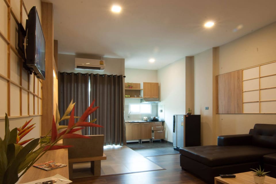 Suite | Living area | 32-inch LCD TV with cable channels, TV