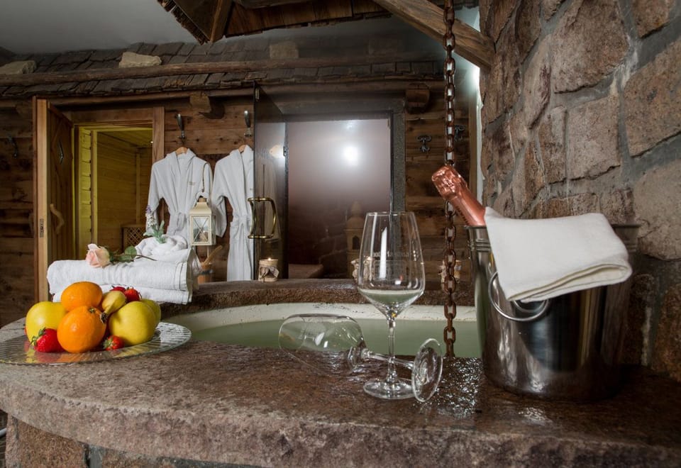 Sauna, hot tub, steam room