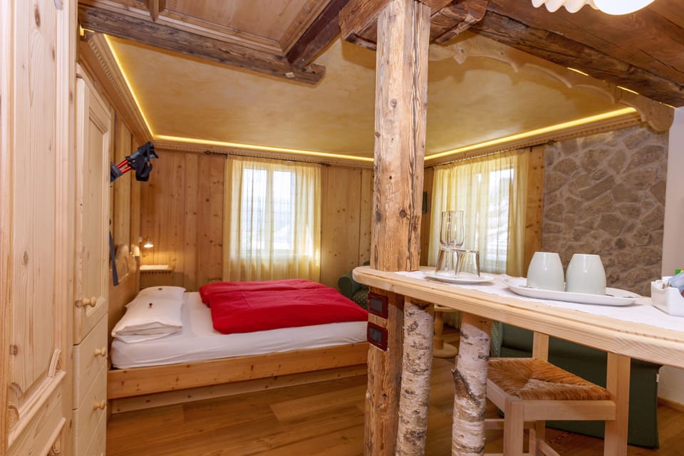 Deluxe Double Room | Minibar, in-room safe, desk, cribs/infant beds