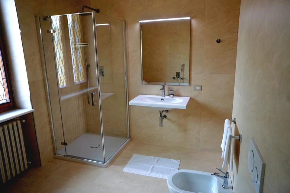 Deluxe Studio Suite, 1 Bedroom, Balcony, Vineyard View | Bathroom | Shower, rainfall showerhead, free toiletries, hair dryer
