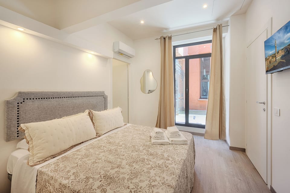 Deluxe Apartment | Premium bedding, individually decorated, desk, blackout drapes