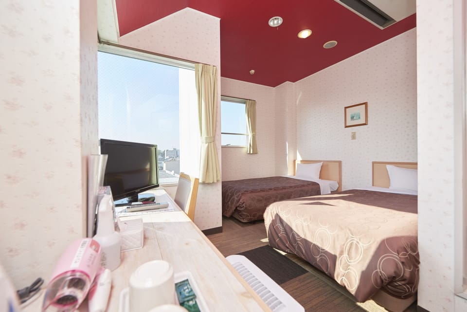 Twin Room, Non Smoking | Desk, free WiFi, bed sheets