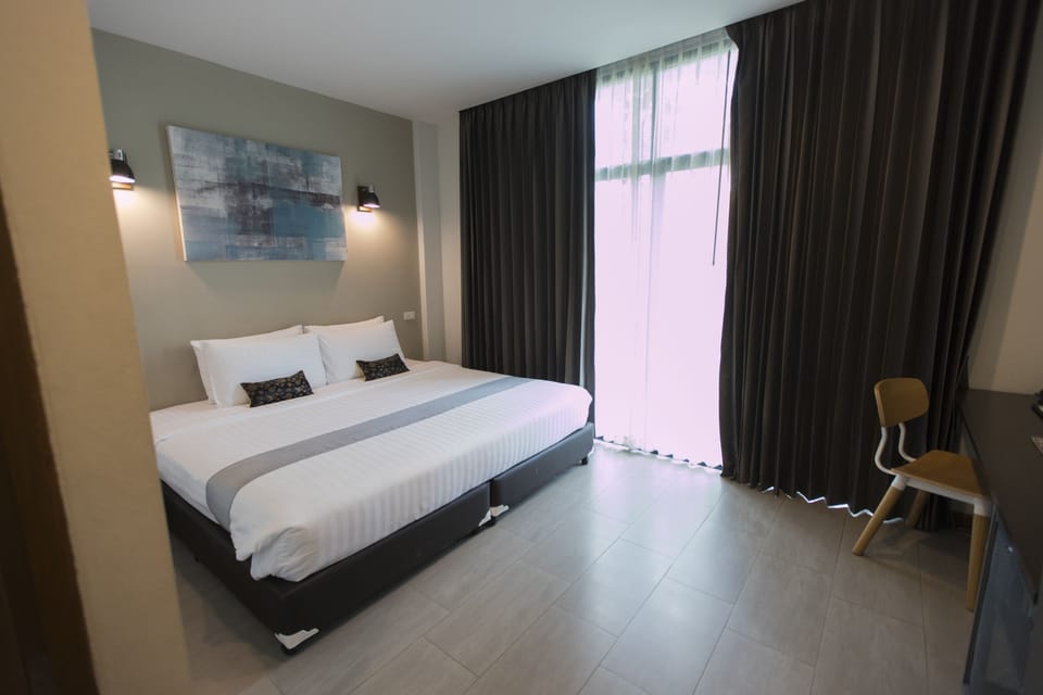 Superior Room | Minibar, in-room safe, desk, blackout drapes