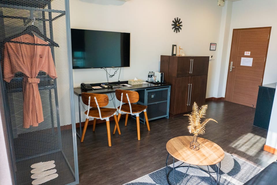 Suite | Minibar, in-room safe, desk, blackout drapes