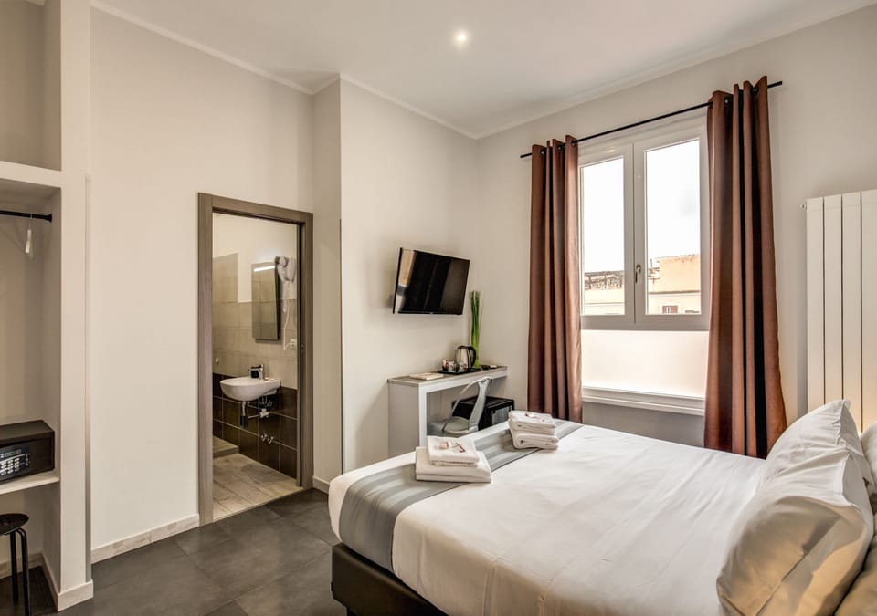 Standard Double or Twin Room | Minibar, in-room safe, desk, soundproofing