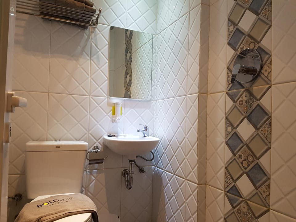 Shower, free toiletries, slippers, towels