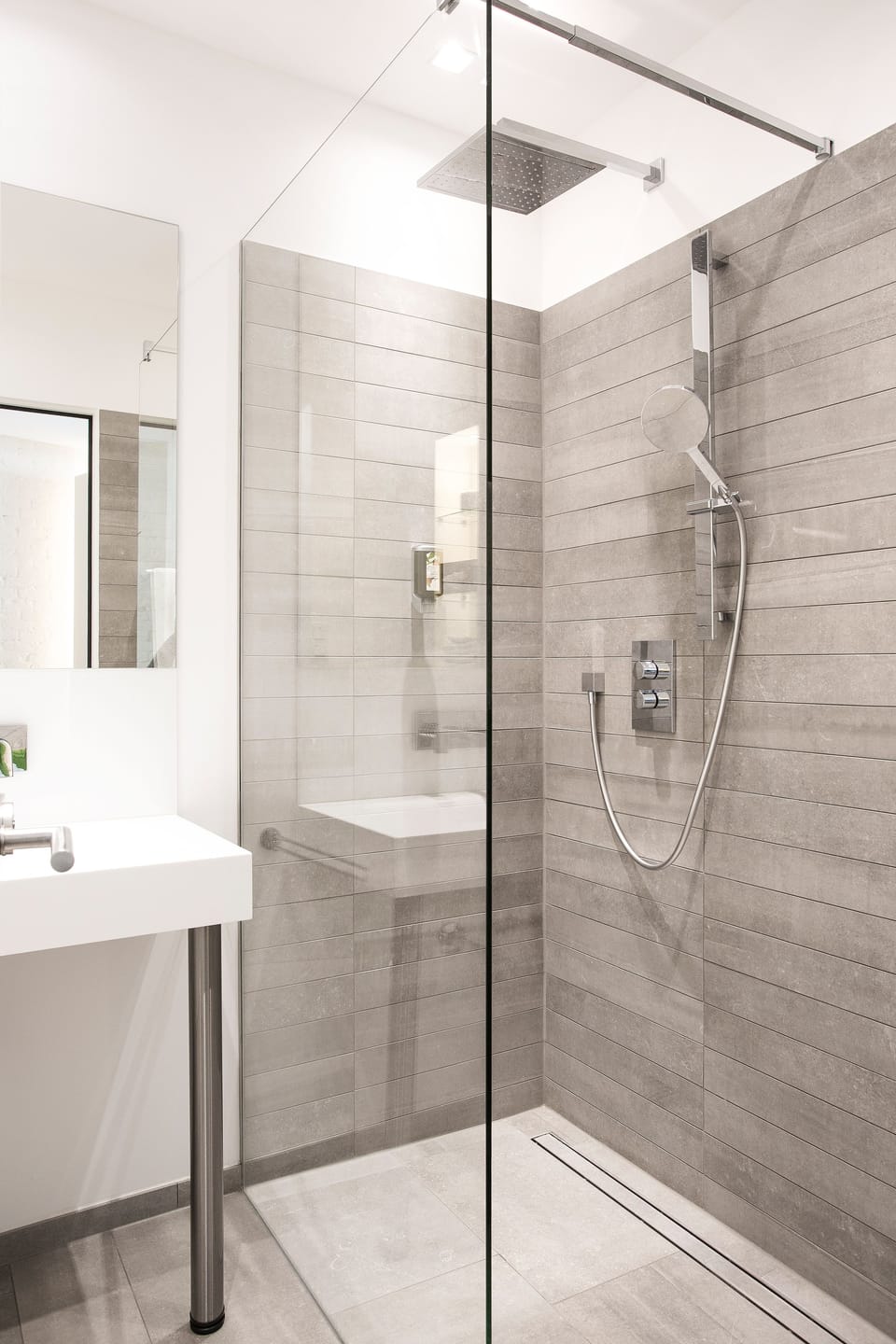 Deluxe Double Room, 1 King Bed, Non Smoking, Hot Tub | Bathroom shower