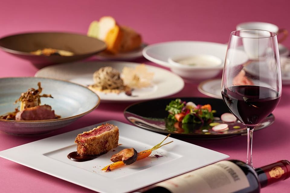 4 restaurants; breakfast, lunch, and dinner served